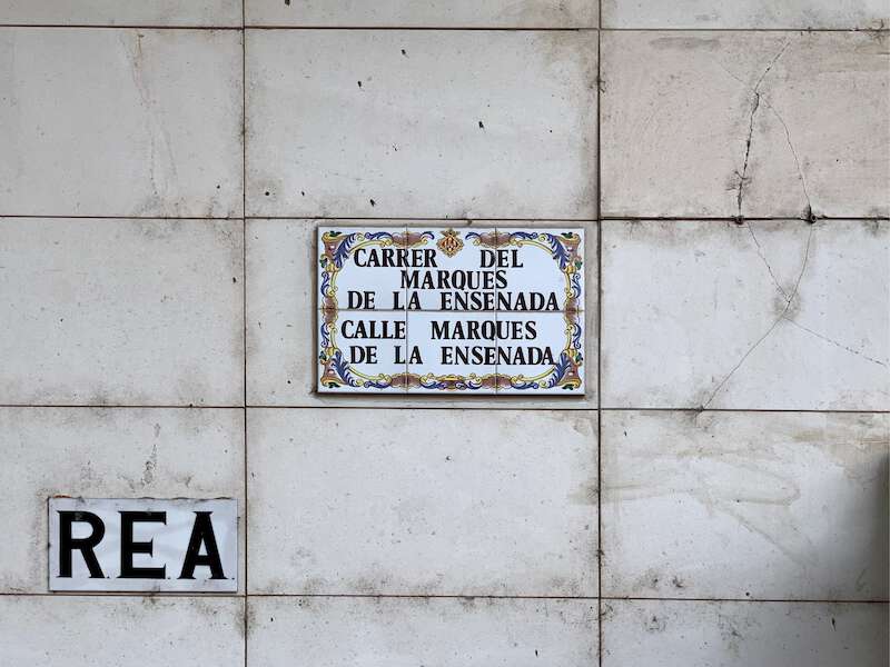 Placa del carrer del Marqués de la Ensenada a Castelló de la Plana.