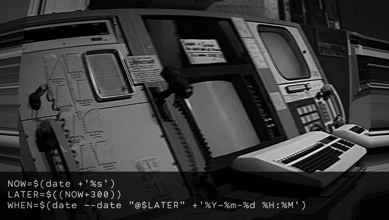 Fotografia distorsionada d’una computadora antiga amb un fragment d’un script Bash sobreimprès.