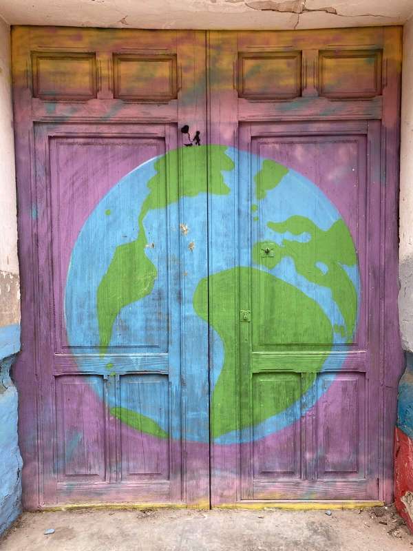 Globus terraqüi. Grafit a la porta d'una casa.