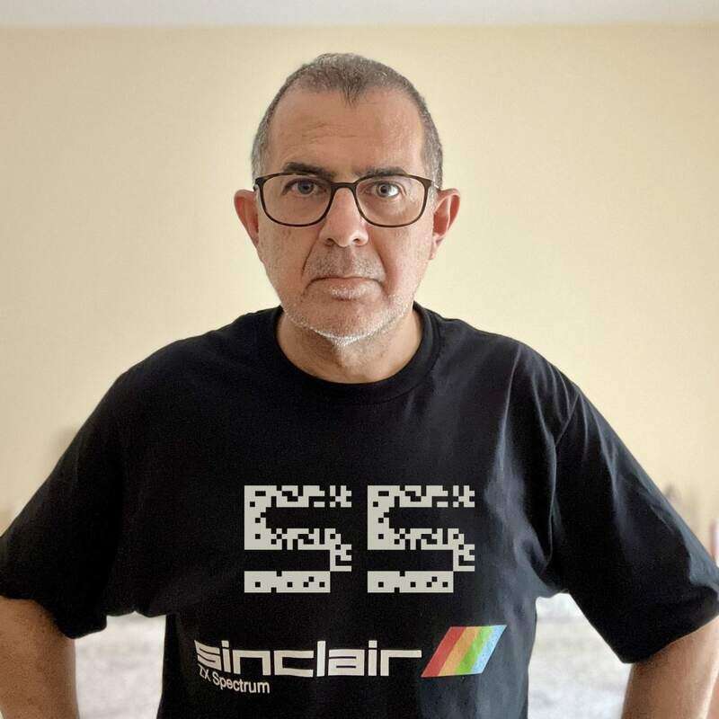 Foto de Carles Bellver Torlà amb una samarreta amb el retol Sinclair ZX Spectrum i el nombre 55 sobreimprès.