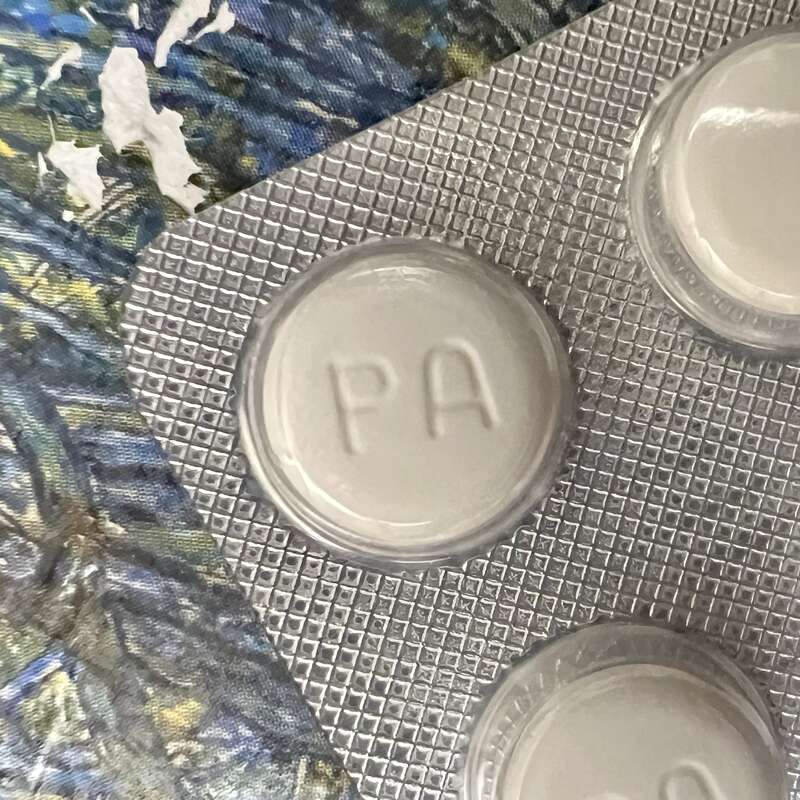 Foto d’un blíster de medicaments, amb la llegenda “PA”