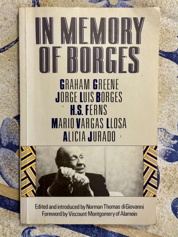 Imatge de la coberta del llibre “In Memory of Borges”, amb un fotoretrat en blanc i negre de Borges i els noms dels autors que hi participen: Graham Greene, Jorge Luis Borges, H. S. Ferns, Mario Vargas Llosa i Alicia Jurado.