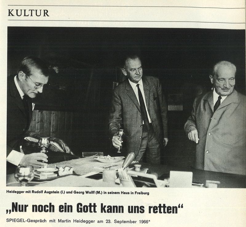Retall d'un exemplar de Der Spiegel amb una fotografia en blanc i negre de Heidegger i dues persones més, els tres amb roba formal, i el titular de l'entrevista en alemany: “Nur noch ein Gott kann uns retten” (només un déu pot salvar-nos).