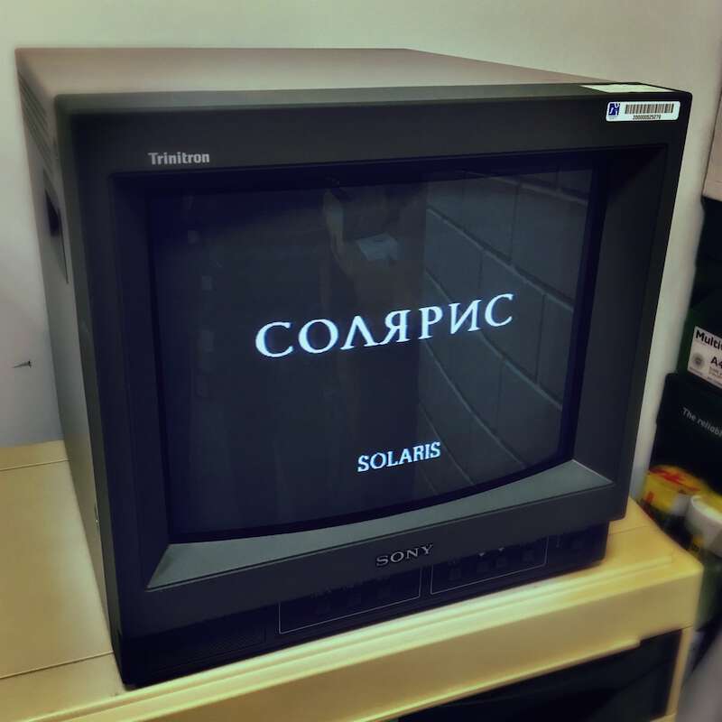 Foto d’un monitor de tub Sony Trinitron mostrant una paraula en alfabet cirílic i el subtítol “Solaris”.